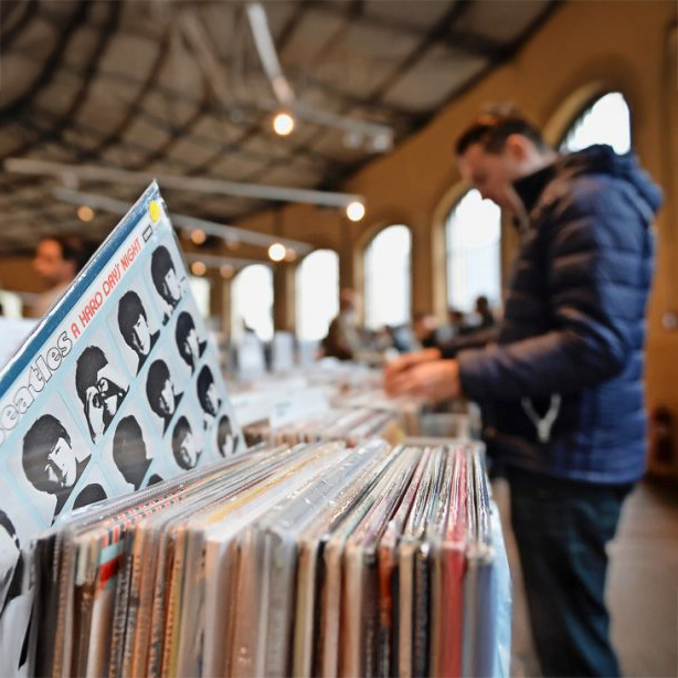Mazee Ny, DJ Vinyle – Bourse aux livres